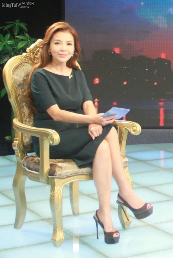 朱迅采访企业家现场秀出她的各种高跟鞋（第2张/共63张）