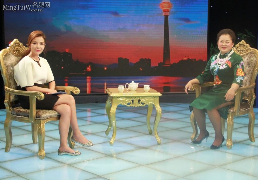 朱迅采访企业家现场秀出她的各种高跟鞋（第23张/共63张）