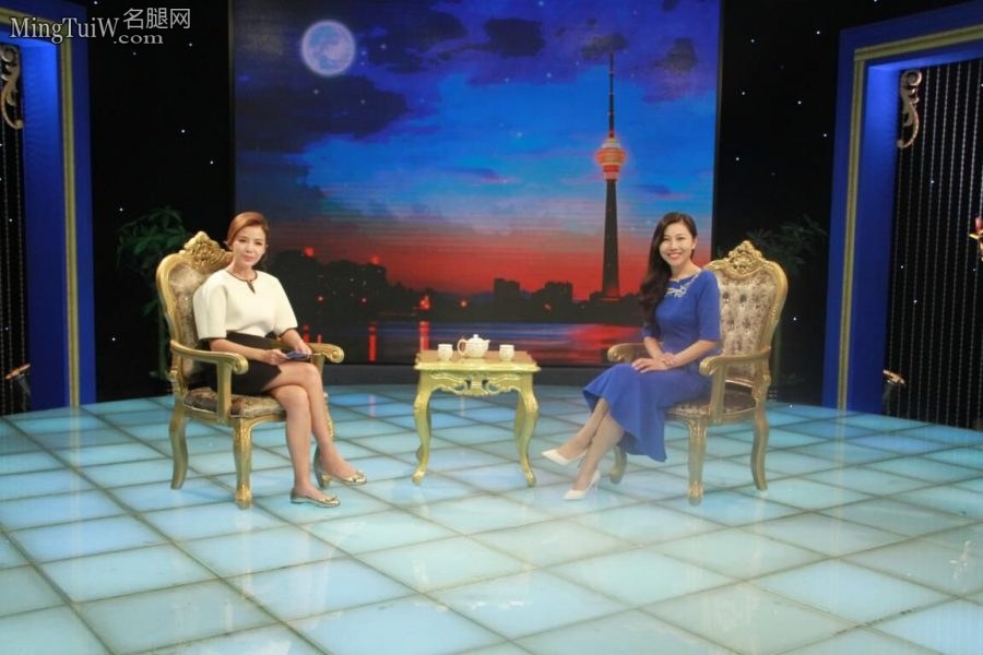 朱迅采访企业家现场秀出她的各种高跟鞋（第21张/共63张）
