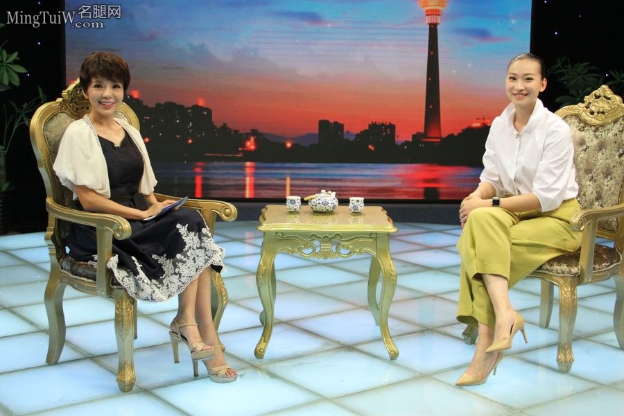 朱迅采访企业家现场秀出她的各种高跟鞋（第51张/共63张）