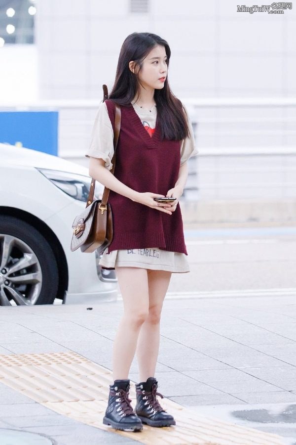 韩国美少女歌手李知恩机场白嫩的玉腿（第1张/共6张）