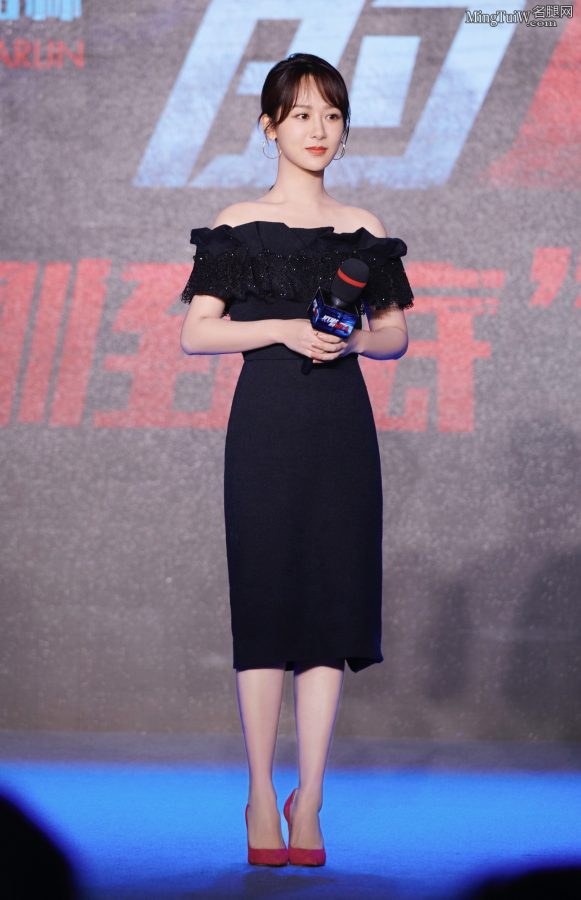 杨紫穿黑色露肩礼服脚踩红色高跟鞋出席电影首映仪式（第1张/共7张）