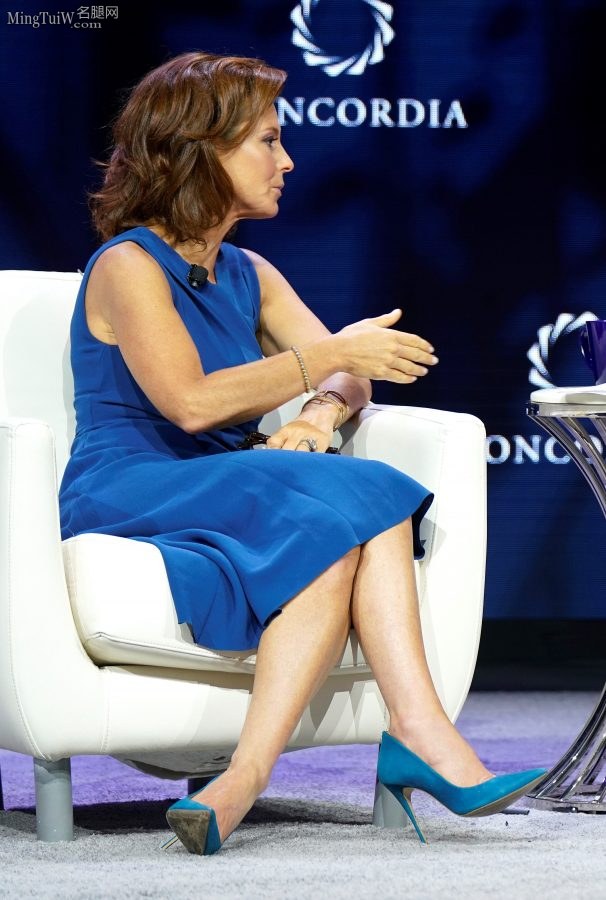 NBC女主播Stephanie Ruhle踩细高跟鞋现场采访（第2张/共6张）