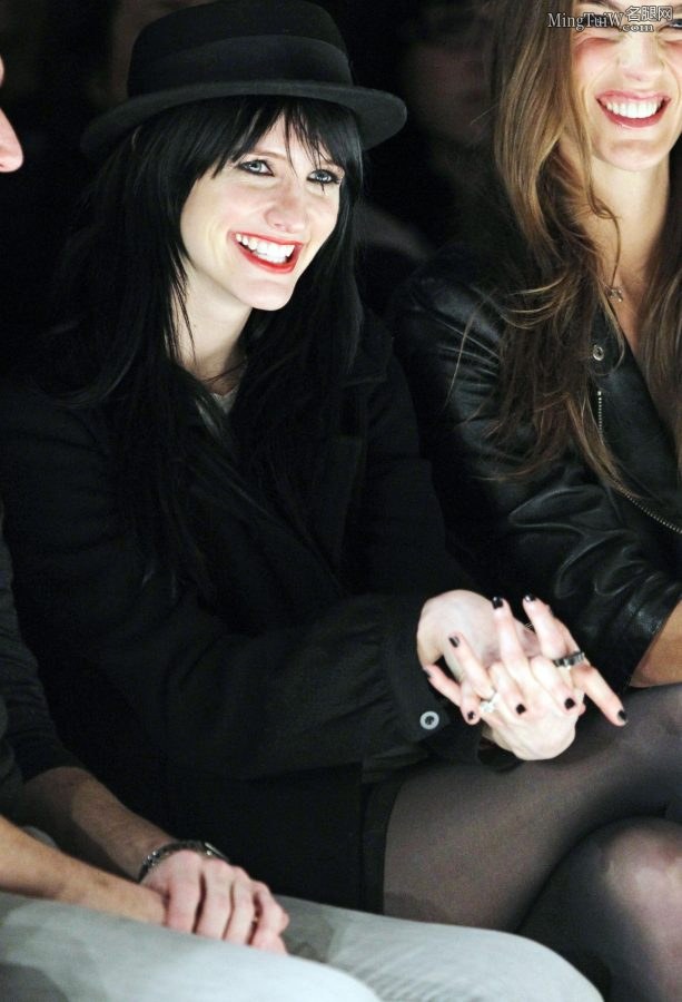 流行摇滚女歌手艾希莉·辛普森看秀时展露黑色丝袜腿（第2张/共8张）