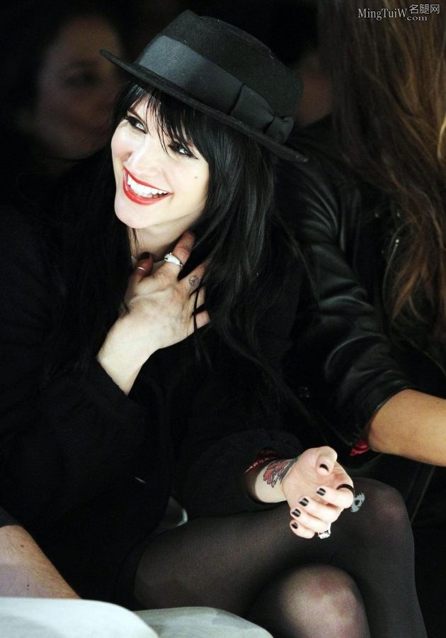 流行摇滚女歌手艾希莉·辛普森看秀时展露黑色丝袜腿（第5张/共8张）