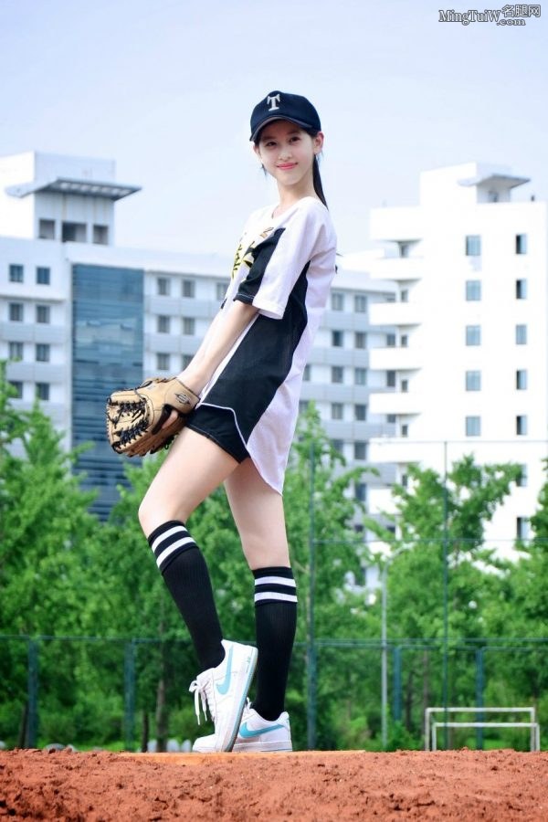 外表清纯的奶茶妹章泽天穿运动衣打棒球露大腿（第1张/共6张）