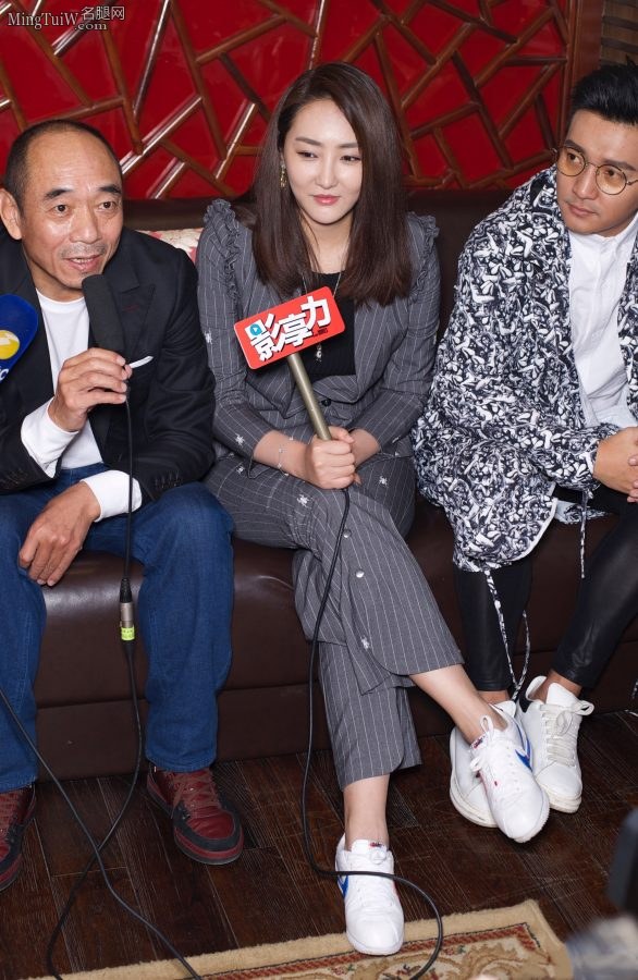 高姝瑶和张佳宁出席宣传活动 不知名字的主持人穿了肉丝（第5张/共7张）