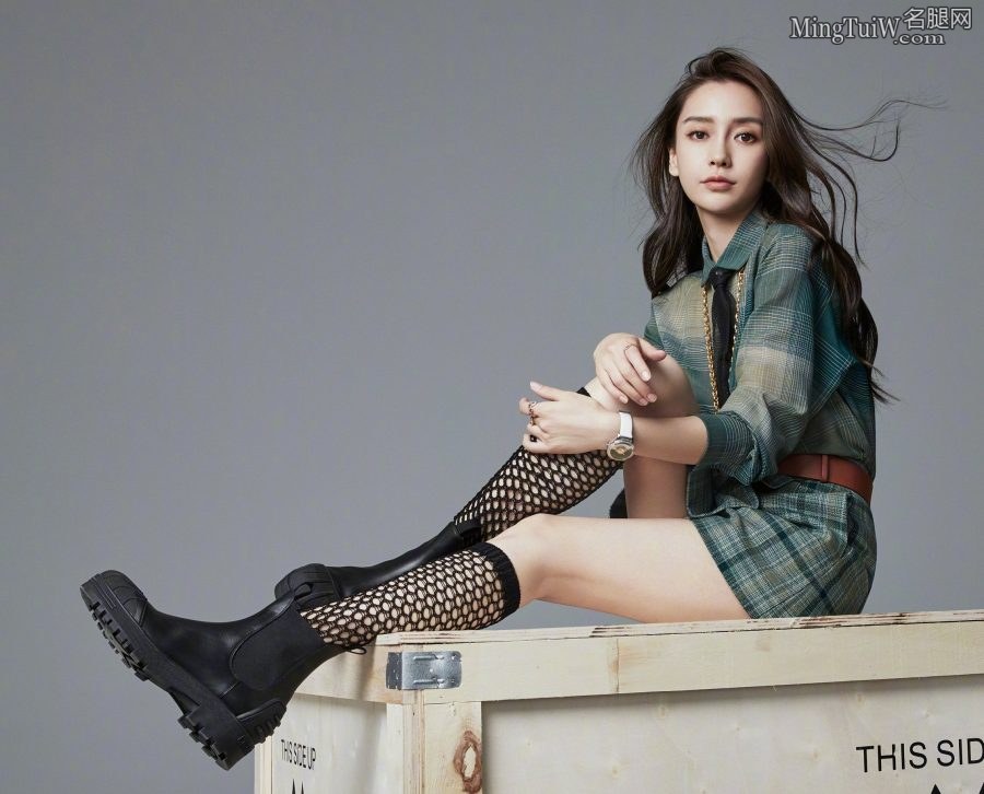 杨颖Angelababy长腿美靴时尚杂志写真（第2张/共3张）