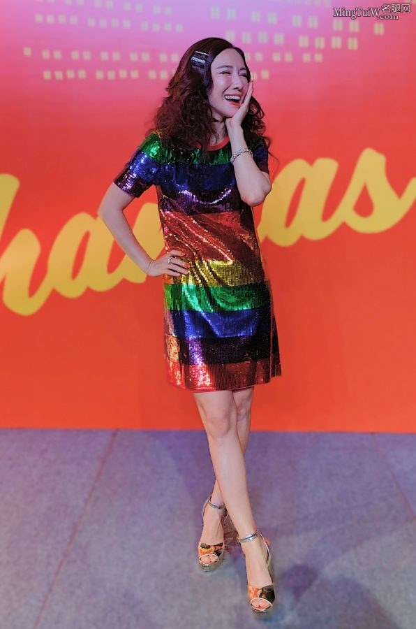 TVB女演员李施嬅身穿彩色短裙脚穿防水台高跟鞋（第2张/共4张）