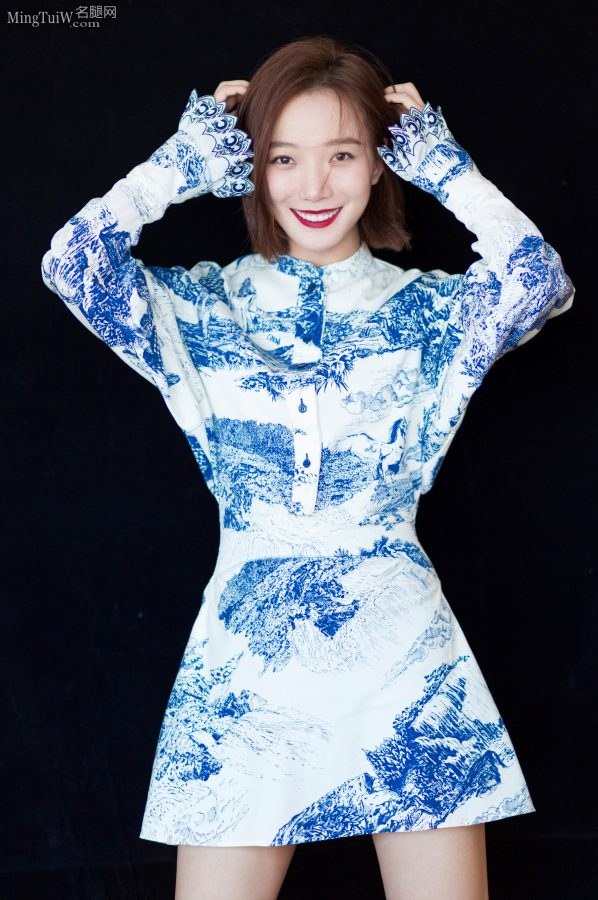 很舒服很漂亮的小姐姐王珞丹 蓝色中国风短裙美腿纤长（第5张/共11张）