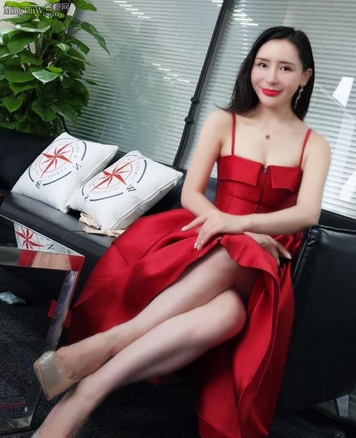 梦泉CEO贺冬冬低胸吊带红裙夹美腿（第2张/共4张）