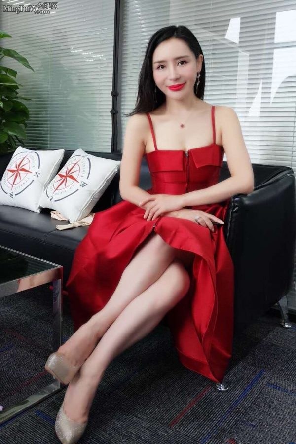梦泉CEO贺冬冬低胸吊带红裙夹美腿（第1张/共4张）
