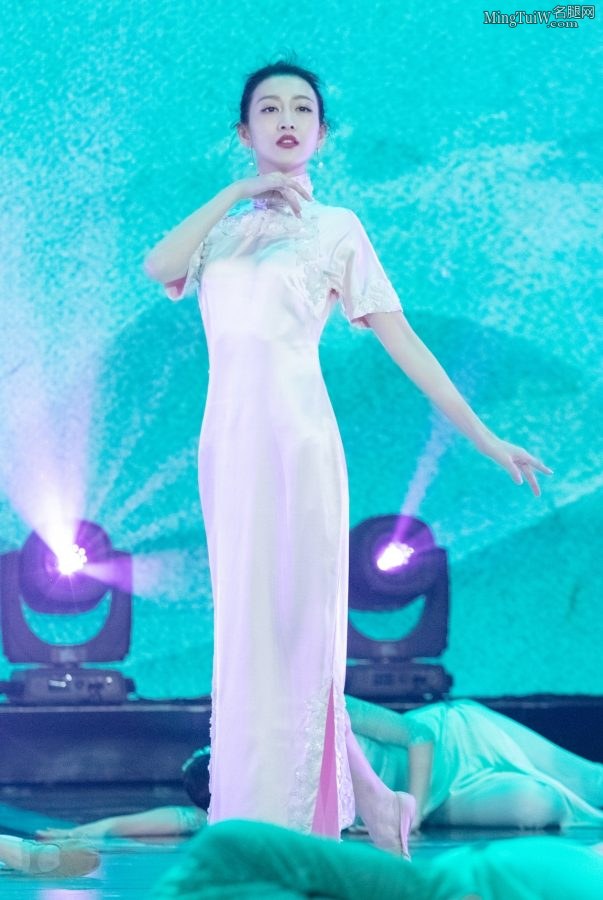 女星王鸥身着一套淡雅的白色旗袍表演《茉莉花》（第6张/共9张）
