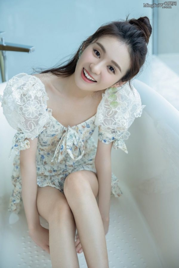 新生代女明星郑合惠子白腿超细像吸管（第2张/共9张）