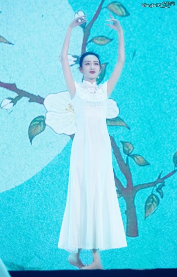女星王鸥身着一套淡雅的白色旗袍表演《茉莉花》（第1张/共9张）