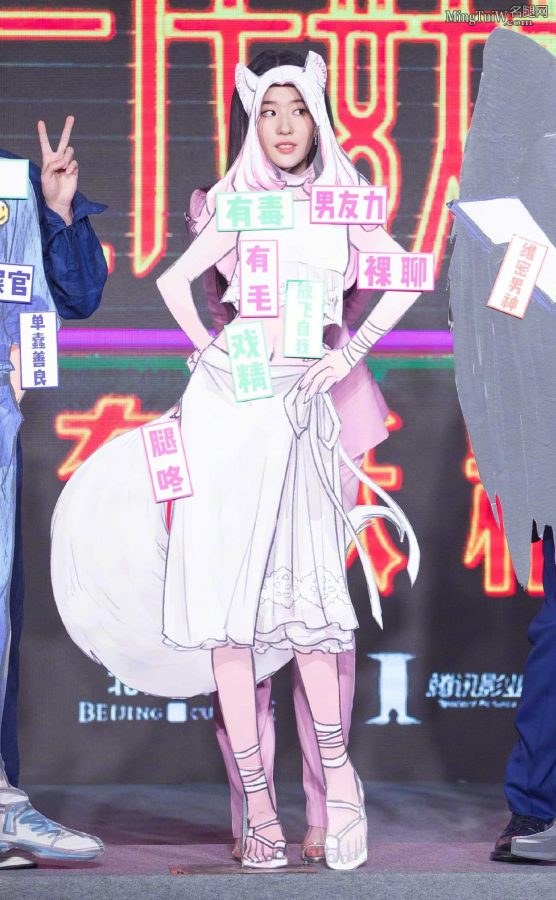 神仙姐姐刘亦菲穿粉色西装配银色细高跟鞋（第5张/共9张）