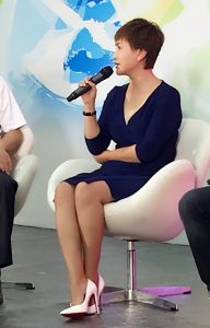 《重案六组》王茜穿红底白高跟翘二郎腿接受采访（第2张/共4张）