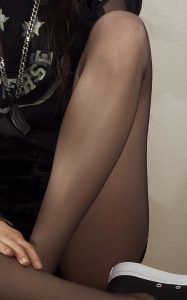 欧阳娜娜穿上黑色丝袜放大后纹理清晰可见（第2张/共9张）