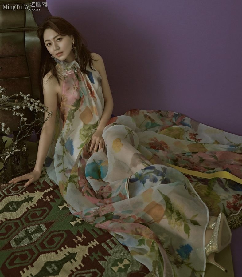 黄梦莹穿花裙《Mars》杂志写真大片（第2张/共2张）