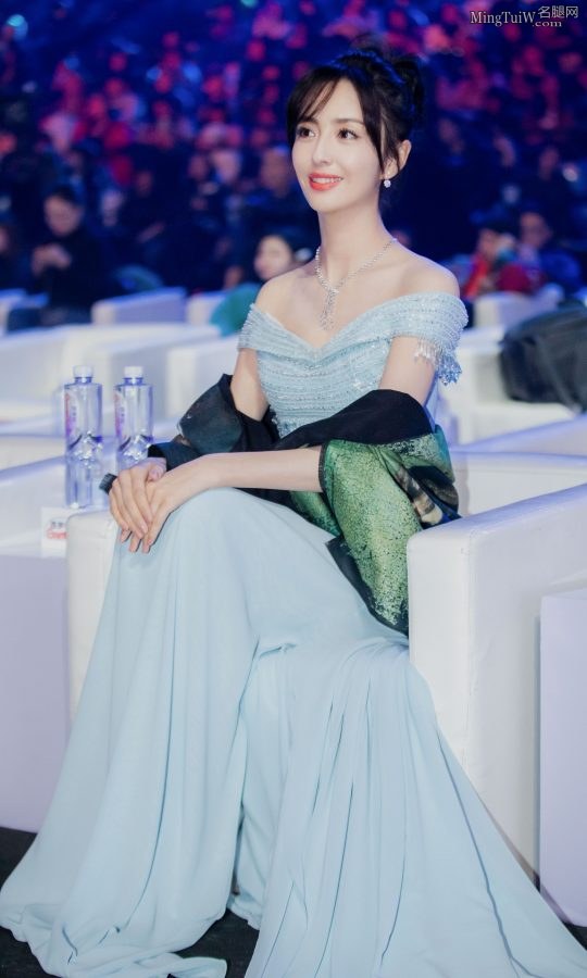 国剧盛典佟丽娅穿蓝色低胸礼服秀事业线（第2张/共4张）