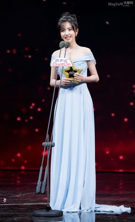 国剧盛典佟丽娅穿蓝色低胸礼服秀事业线（第4张/共4张）