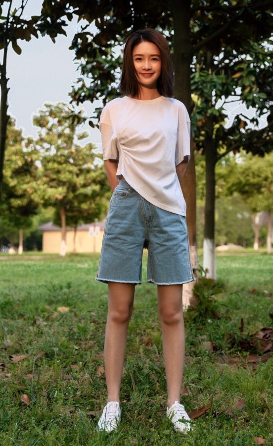 李沁青春美少女扮相在草地上展示白皙的美腿（第1张/共6张）