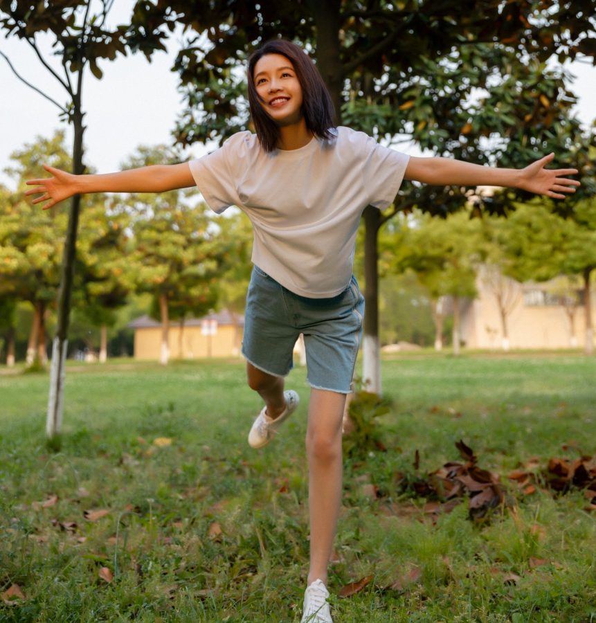 李沁青春美少女扮相在草地上展示白皙的美腿（第2张/共6张）
