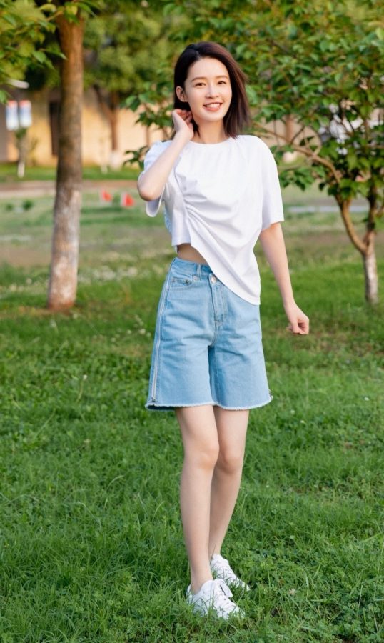 李沁青春美少女扮相在草地上展示白皙的美腿（第3张/共6张）