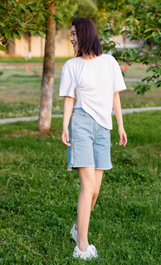 李沁青春美少女扮相在草地上展示白皙的美腿（第4张/共6张）