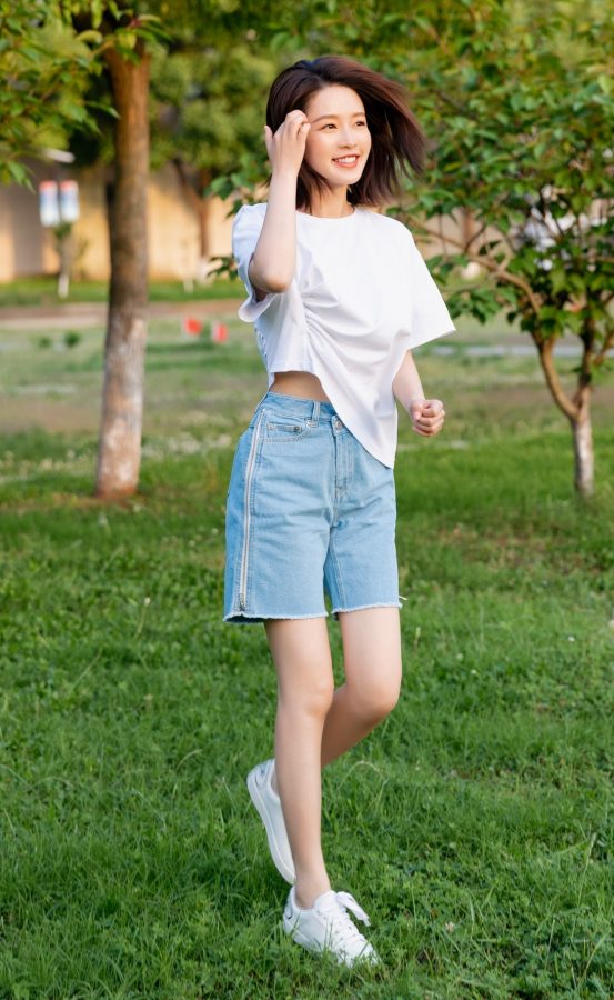李沁青春美少女扮相在草地上展示白皙的美腿（第5张/共6张）