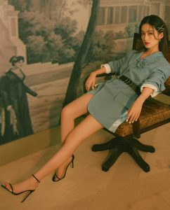 李沁穿蓝色西装短裙显长腿，细跟凉鞋和美足结合太完美（第1张/共8张）