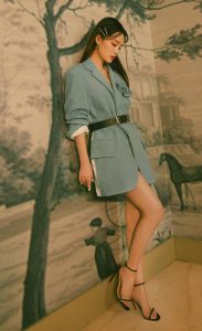 李沁穿蓝色西装短裙显长腿，细跟凉鞋和美足结合太完美（第2张/共8张）
