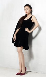 主持人刘语熙黑裙紫高跟美腿写真（第1张/共4张）