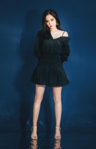 古力娜扎穿小黑裙秀迷人长腿和白滑香肩代言化妆品（第2张/共7张）