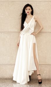 迪奥代言人景甜身着白色开衩裙亮出完美的长腿和白皙的玉足（第2张/共15张）