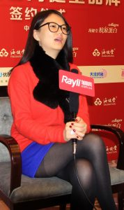 眼镜女李湘粗腿穿黑丝袜品牌代言活动图露袜跟（第6张/共25张）