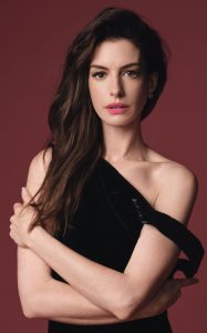 Anne Hathaway安妮·海瑟薇登上elle杂志长腿黑丝质感大片（第5张/共8张）