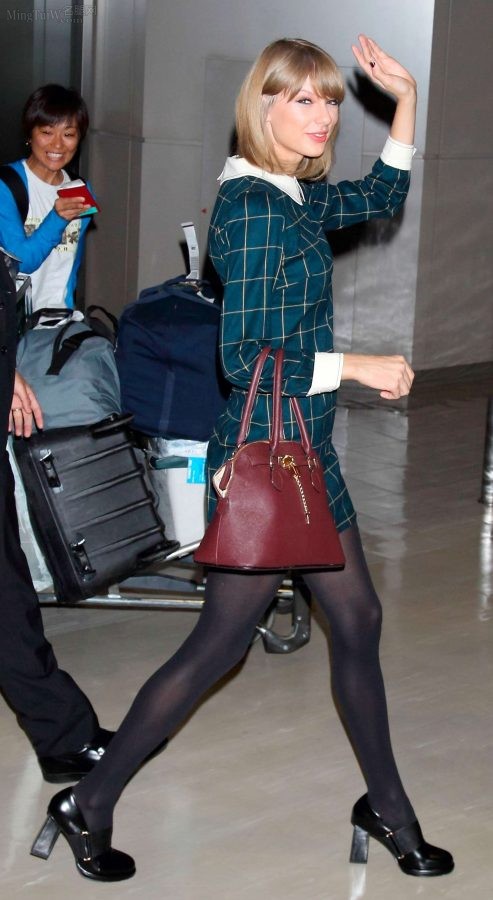 Taylor Swift身穿格子裙和黑丝现身机场（第4张/共13张）