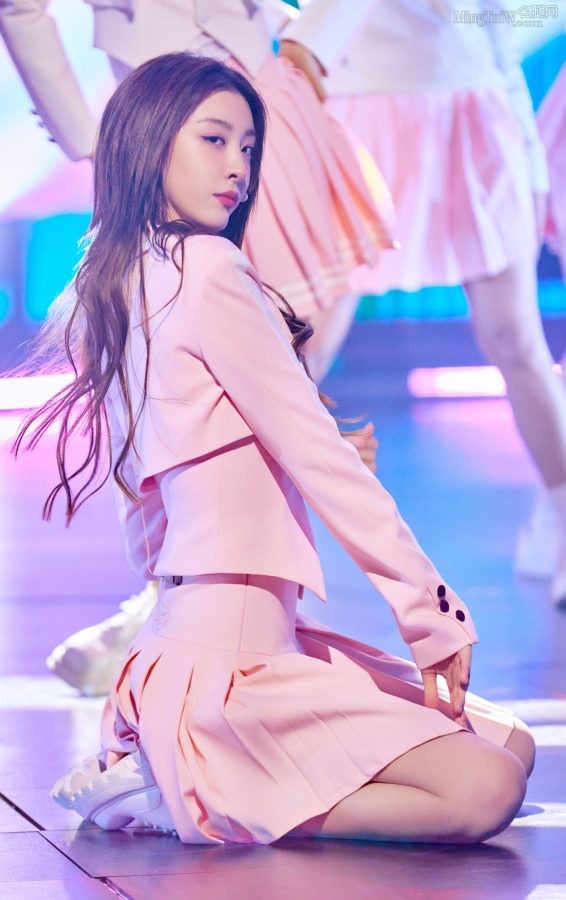 赵小棠穿粉色校服表演舞蹈细腿白皙（第3张/共3张）