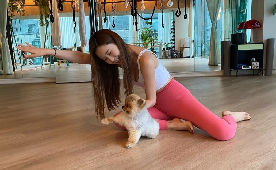 韩国女演员李多海紧身瑜伽裤美脚居家与爱宠合照（第3张/共5张）