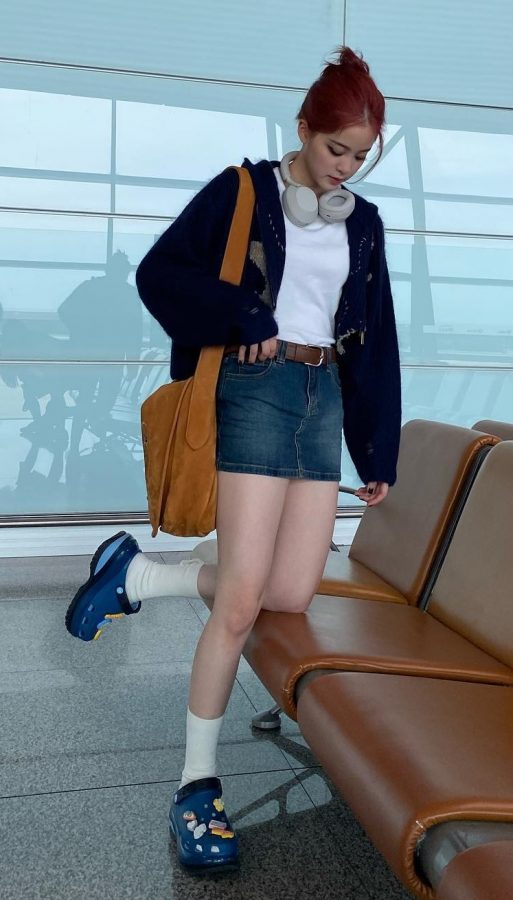 欧阳娜娜穿上一条超短的牛仔裙秀美腿（第1张/共5张）