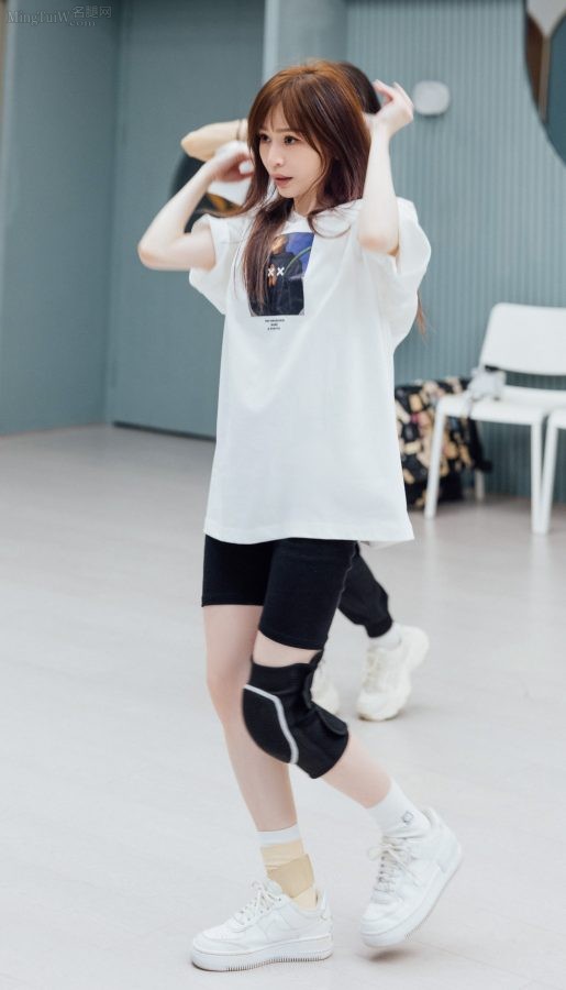 王心凌排练舞蹈时运动短裤下纤细的白腿（第5张/共9张）