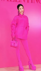 芭比粉公主林心如美细腿穿粉色长袜踩高跷（第6张/共11张）