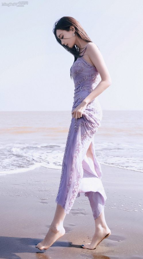 李一桐穿紫裙包裹好身材光脚丫踩在海滩上（第1张/共6张）