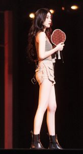 李凯馨穿短裤站在台上展示自己的美腿线条（第4张/共8张）