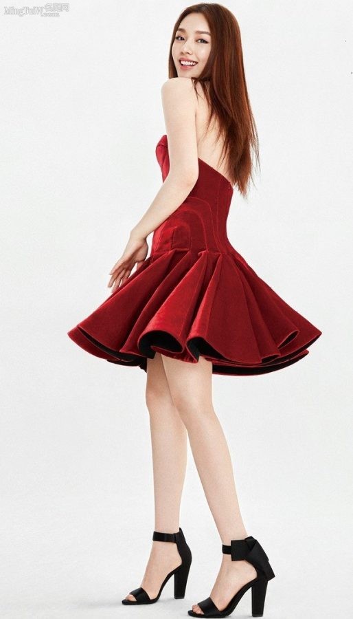 《时尚芭莎》林允红裙高跟美玉腿大片性感妩媚（第1张/共3张）