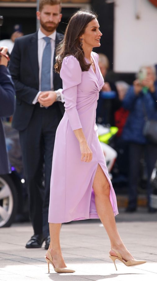 西班牙王后莱蒂齐亚Letizia Ortiz身着高贵紫裙踩细高跟精彩亮相（第3张/共5张）