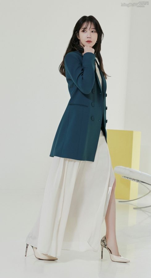 韩国女演员李智雅西装高跟翘二郎腿（第2张/共2张）