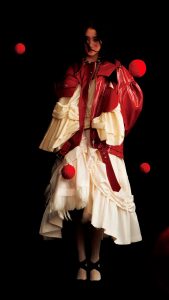 关晓彤登上杂志大片，穿着红色短筒丝袜呈现迷人画面（第4张/共10张）