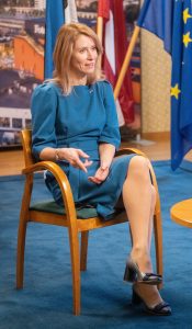 爱沙尼亚总理卡娅·卡拉斯穿优雅蓝裙腿穿肉丝高跟接受采访（第1张/共22张）